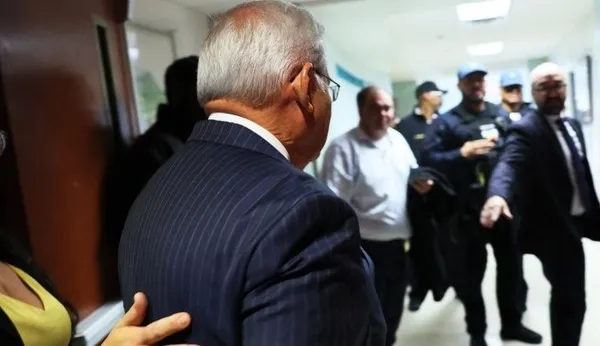 turkiye-karsitligiyla-biliniyor-rusvetle-suclanan-bob-menendez-bu-sefer-fena-terledi-sorulari-beklemeden-salon-1695672952885.jpeg Türkiye karşıtlığıyla biliniyor! Rüşvetle suçlanan Bob Menendez bu sefer fena terledi: Soruları beklemeden salonu terk etti-11