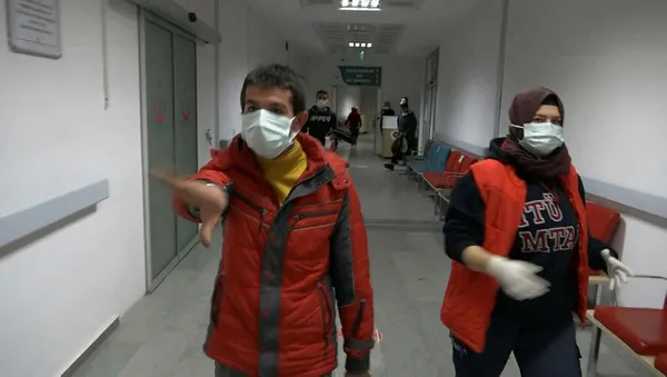 kendini-agaca-asan-genci-kucaklayarak-kurtardi-1608064314274.jpg Urganla kendisini ağaca asan genci, bisikletle oradan geçen başka bir genç kucaklayarak kurtardı ama intihar girişiminde bulunan genç basın mensuplarına saldırdı-6