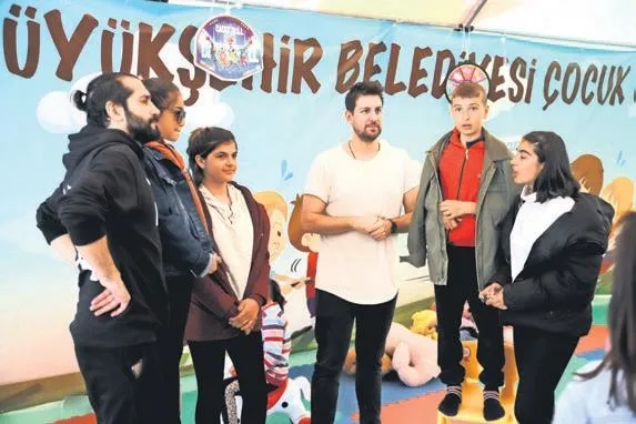 23-unlu-isim-gaziantepli-depremzede-miniklerle-bulustu-tamer-karadagli-umit-karan-umit-kantarci-1677705120001.jpeg 23 ünlü isim Gaziantepli depremzede miniklerle buluştu! Tamer Karadağlı, Ümit Karan, Ümit Kantarcı...-8