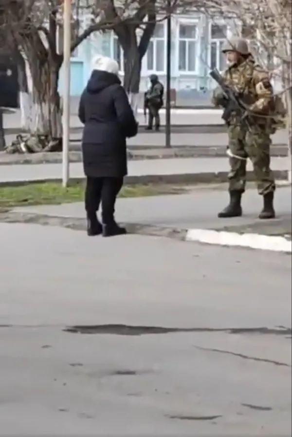 rusya-ukrayna-savasi-ukraynali-kadin-rus-askerine-boyle-ders-verdi-burasi-benim-topragim-siz-isgalciniz-1645875386512.jpg Rusya Ukrayna savaşı! Ukraynalı kadın Rus askerine böyle ders verdi “Burası benim toprağım siz işgalciniz”-3