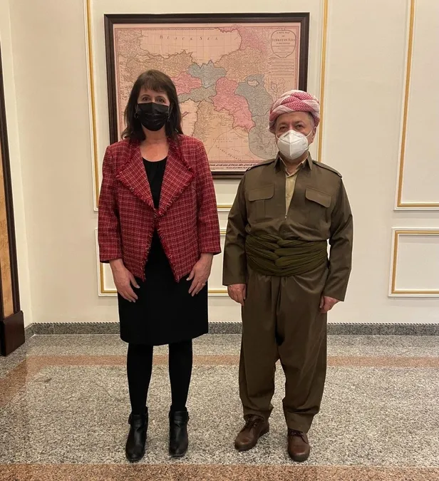 mesud-barzaniden-haddini-asan-buyuk-skandal-turkiyenin-bolundugu-haritanin-onunde-abdli-yetkiliyle-poz-verdi-1642524636064.jpeg Mesud Barzani'den haddini aşan büyük skandal: Türkiye'nin bölündüğü haritanın önünde ABD'li yetkiliyle poz verdi-4