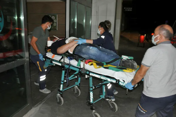 ehliyetsiz-ve-kasksizgenc-yunusunmotosiklet-kazasinda-kulagi-koptu-1631003284980.jpg Ehliyetsiz ve kasksız genç Yunus'un motosiklet kazasında kulağı koptu!-6