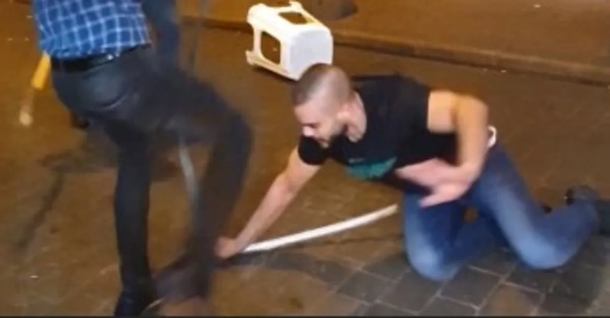 Taksim'de tekme ve sopalı kavga kamerada