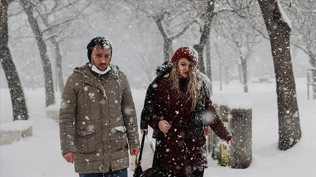HAVA DURUMU | İstanbula kar yağışı başladı! Sıcaklıklar 10 derece birden düştü! Uyarı üstüne uyarı: Yağışlar ne kadar devam edecek? Hafta sonu kar var mı?