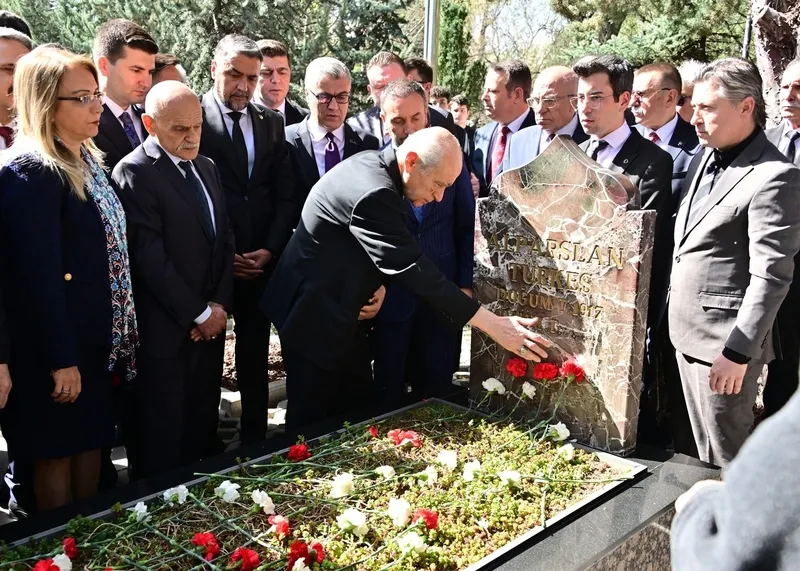 Son dakika: MHP Genel Başkanı Devlet Bahçeli'den Alparslan Türkeş'in mezarına ziyaret-3