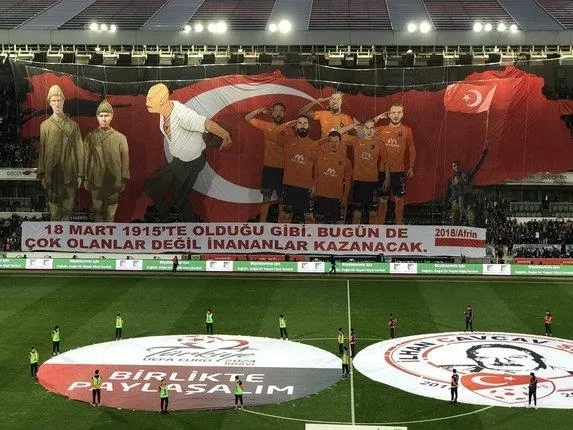 Başakşehir tribünlerinde muhteşem koreografi-1