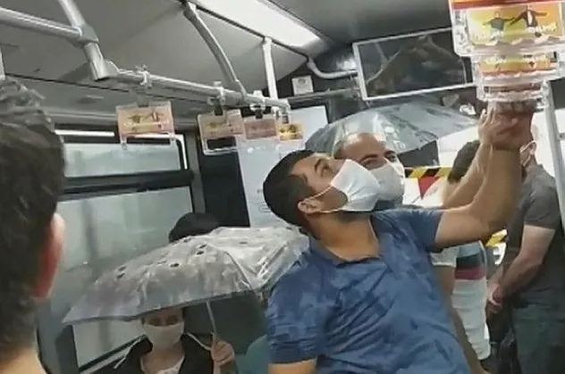 İstanbul sonunda bunu da gördü! Metrobüs içinde tavandan akan sudan şemsiyeyle korundular