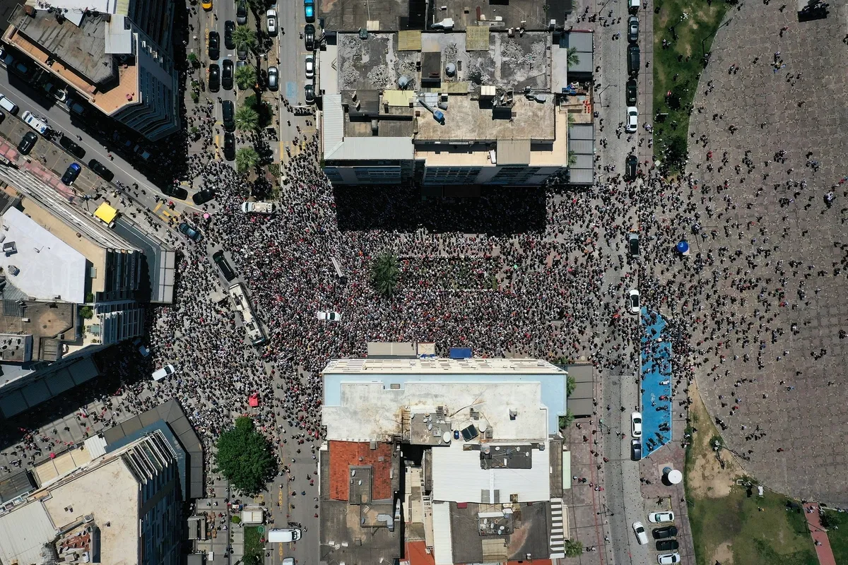izmirde-izinsiz-miting-inadi-provokasyona-donustu-tomaya-saldiran-vandala-gozalti-1779799185574.jpeg İzmir’de izinsiz miting inadı provokasyona dönüştü | TOMA’ya saldıran vandala gözaltı | Özel'in meydan boş kaldı-7