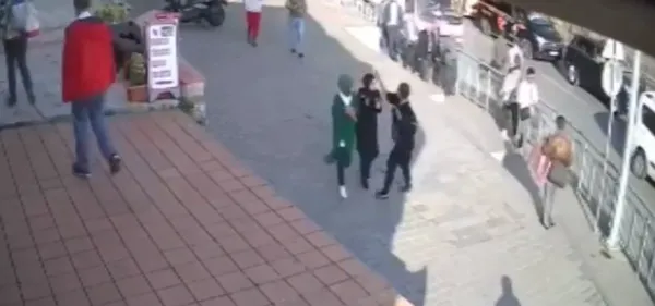 Karaköy’de başörtülü gençlere saldıran Semahat Yolcu'yu öğrenciler affetti ama mahkeme affetmedi!-4