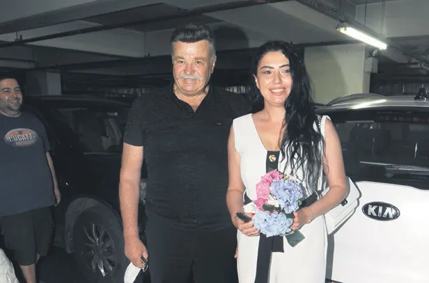 yesilcamin-efsane-ismi-nuri-alco-kendisinden-33-yas-kucuk-sevgilisi-burcu-sezginoglu-ile-evlendi-1593726901938.jpg Yeşilçam'ın efsane ismi Nuri Alço sevgilisi Burcu Sezginoğlu ile evlendi-1