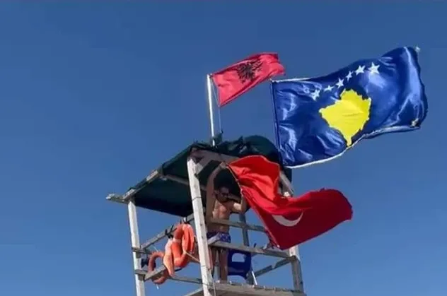 Arnavutluk’un Dıraç kentinde şanlı Türk bayrağına saygısızlık yapan kişi tutuklandı