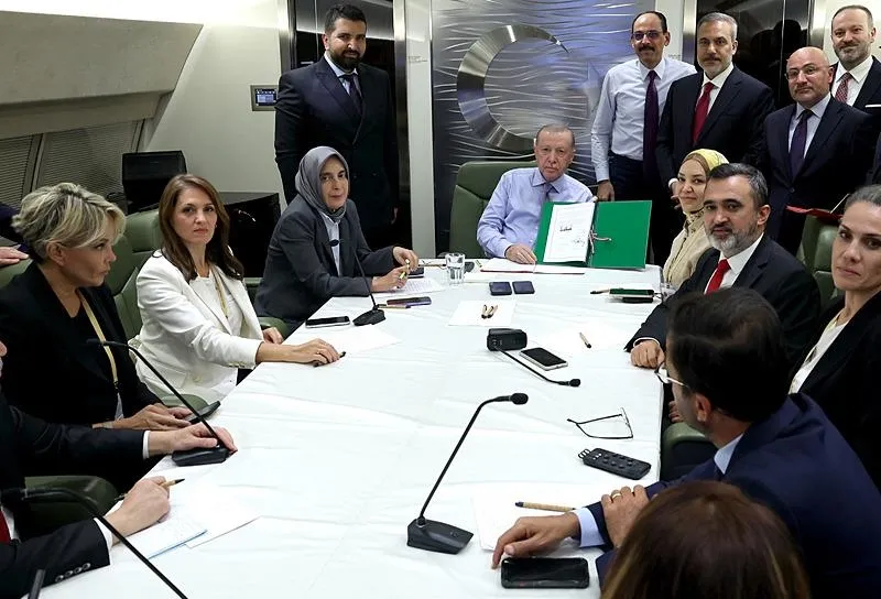 Başkan Erdoğan, Mısır dönüşü gazetecilerin sorularını yanıtladı. (AA)