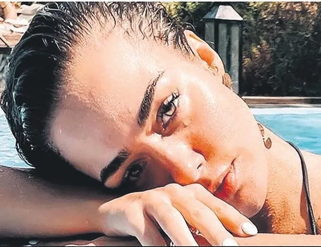 Havuzda tek başına!