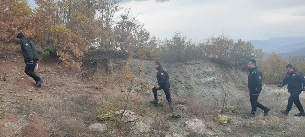 tokat-almusta-ormanlik-alanda-bulunan-insan-kemiklerinin-yakinlarinda-tabanca-ve-canta-8-aydir-kayip-olan-poli-1654595304484.jpg Tokat Almus'ta ormanlık alanda bulunan insan kemiklerinin yakınlarında tabanca ve çanta 8 aydır kayıp olan polis memuru Murat Tüzün'e ait çıktı-4