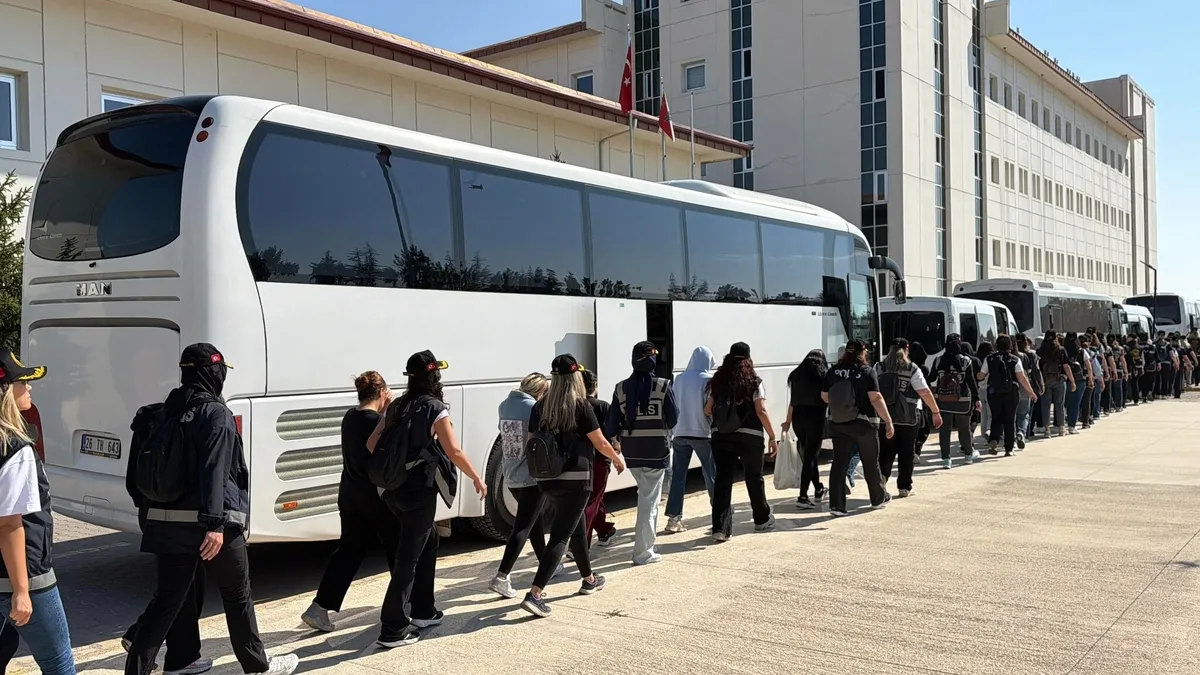 1787032621710.jpeg "İnternetiniz kesilecek" yalanıyla 801 kişiyi dolandırdılar: 116 milyon liralık vurgunda 53 tutuklama-6