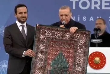 Seccade hediye edilen Erdoğan’dan flaş gönderme