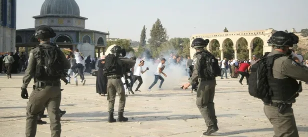 Katil İsrail polisi Filistinlilere saldırdı