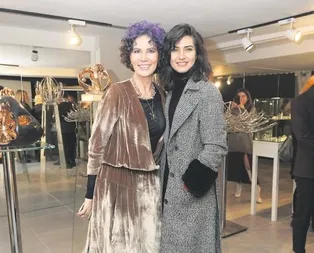 Sosyete sergide takıldı