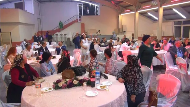 dugun-salonunda-kadrolu-oyun-gelin-ve-davetliler-ne-yapacaklarini-sasirdi-1663201960649.jpg Düğün salonunda kadrolu oyun! Gelin ve davetliler ne yapacaklarını şaşırdı-1