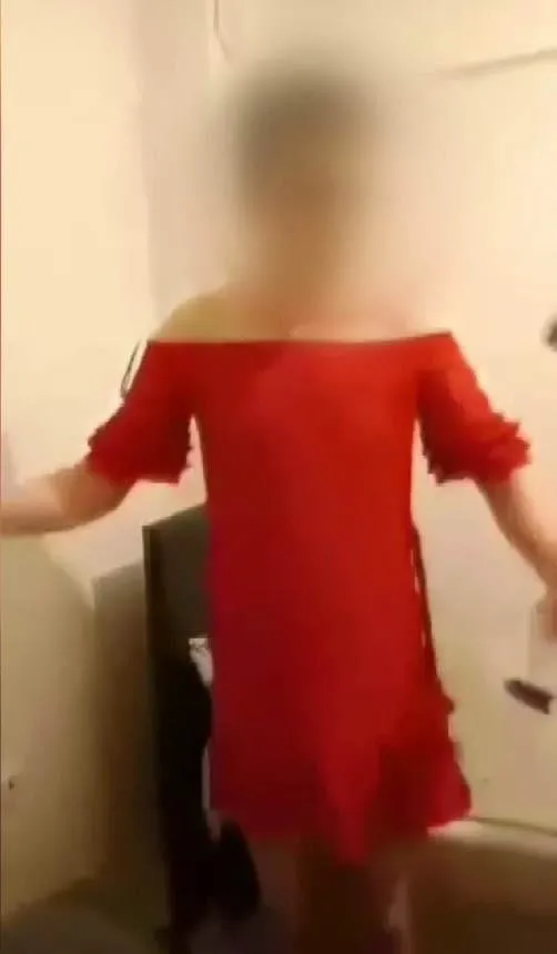 erkege-kadin-elbisesi-giydirip-iskence-yaptilar-hem-dovduler-hem-oynattilar-1702464852046.jpeg Erkeğe kadın elbisesi giydirip işkence yaptılar! Hem dövdüler hem oynattılar-3