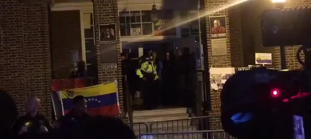 Darbeci ABD Venezuela Konsolosluğu’nu bastı