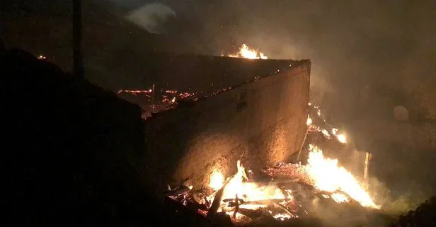 Uşak’ta feci yangın! 2 ev ile 1 ahır yandı