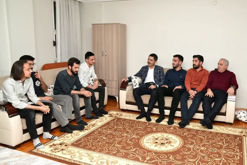 murat-kurumdan-ogrenci-evinde-sahur-mutfaga-girdi-yemek-hazirladi-1710226140966.jpeg Murat Kurum'dan öğrenci evinde sahur: Mutfağa girdi yemek hazırladı-1
