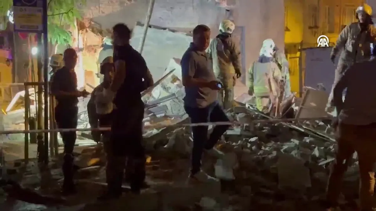 Fatih'te 3 katlı bina çöktü!