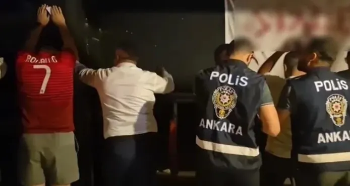 ankarada-sixtiees-puba-fuhus-operasyonu-isletme-sahibi-dahil-7-supheli-tutuklandi-1785182253058.jpeg Ankara'da Sixtiees Pub'a fuhuş operasyonu: İşletme sahibi dahil 7 şüpheli tutuklandı-7