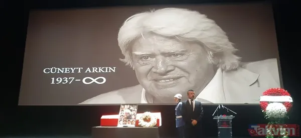 Cüneyt Arkın son yolculuğuna uğurlandı! Oğlu Murat Arkın babasına repliğiyle veda etti: Ağlamayın be, böyle insanlara ağıt değil destan yaraşır! - 14