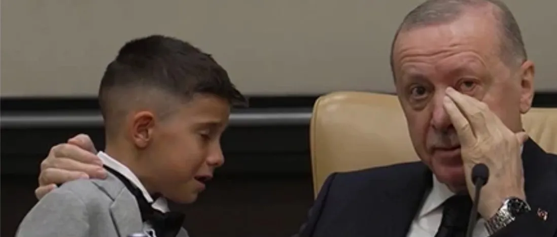 kulliyede-23-nisan-nesesi-baskan-erdogan-koltugu-cocuklara-devretti-ayla-hoca-unutulmadi-1776950278302.jpeg Külliye'de koltuğu çocuklar devraldı! Başkan Erdoğan gözyaşlarını tutamadı | Ayla Hoca unutulmadı-1