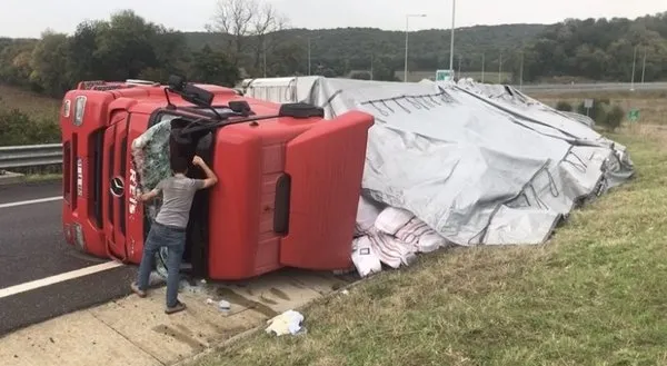 Kuzey Marmara Otoyolu'nda feci kaza! İplik yüklü tır devrildi!-2