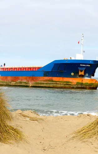 Kocaeli'de karaya oturan gemi kurtarıldı