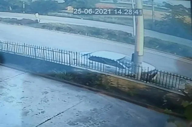 Bursa'da kontrolden çıkan otomobil enerji nakil hattı beton diğerine çarptı! 3 kişi öldü 2 kişi ağır yaralandı