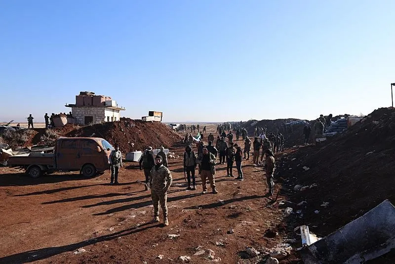 Suriye Milli Ordusu (SMO), terör örgütü PKK/YPG'nin Tel Rıfat-Münbiç terör koridoruna engel olmak için başlattığı Özgürlük Şafağı Operasyonu'nda Tel Rıfat ilçesindeki ilerleyişine devam ediyor. (AA)