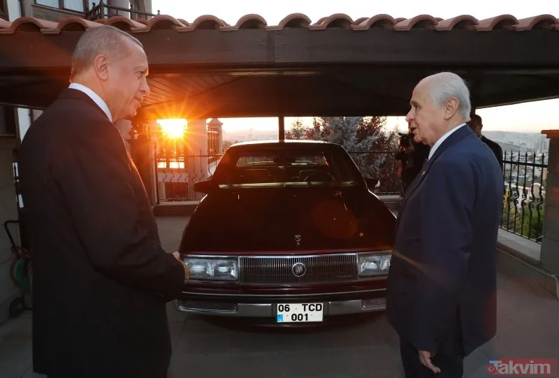 Bahçeli'den Başkan Erdoğan'a klasik otomobil sürprizi