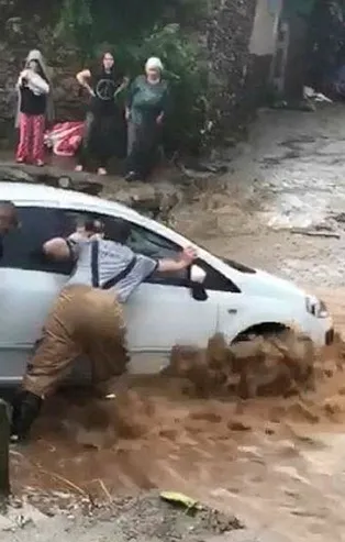 İzmir Ödemiş’i sağanak vurdu! Dere ve çaylar taştı araçlar sürüklendi
