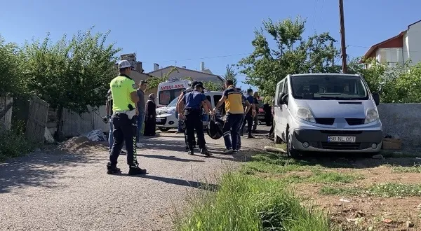 oglunun-kullandigi-minibusun-altinda-kalan-anne-oldu-1657004003068.jpg Oğlunun kullandığı minibüsün altında kalan anne öldü-2