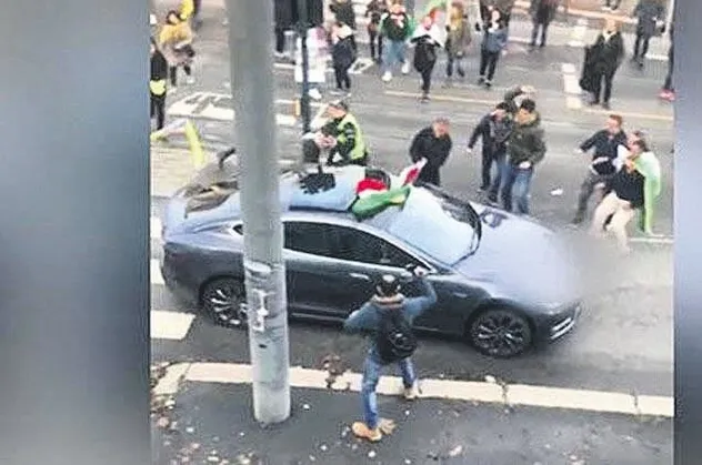Alçaklar! PKK yandaşları, içinde bebek olan Türk ailenin aracına saldırdı