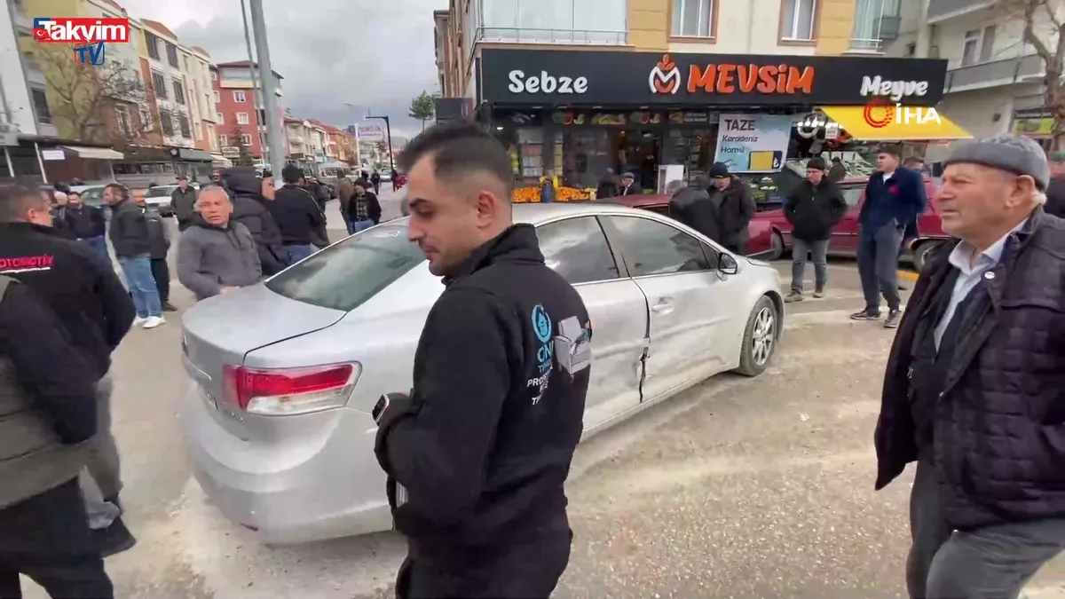 Çorum’da kavşakta üç araç çarpıştı!