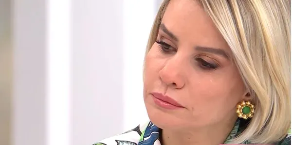 esra-erol-canli-yayinda-gozyaslarina-boguldu-acili-annenin-hasreti-sona-erdi-anne-kizin-kavusmasi-studyoda-duy-1642179115798.jpg Esra Erol canlı yayında gözyaşlarına boğuldu! Acılı annenin hasreti sona erdi anne-kızın kavuşması stüdyoda duygusal anlar yaşattı-5