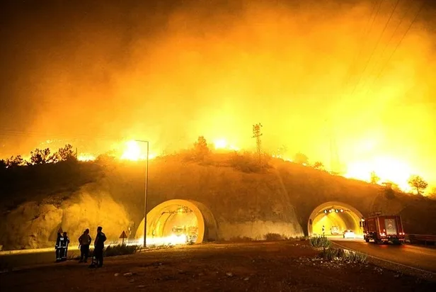 mersindeki-orman-yangininda-son-durum-alevler-karayoluna-ulasti-mudahale-11-ucak-29-helikopter-138-arazoz-15-d-1662590344648.jpg Mersin’deki orman yangınında son durum: Alevler karayoluna ulaştı, müdahale 11 uçak, 29 helikopter, 138 arazöz, 15 dozer, 850 personel ile devam ediyor-14