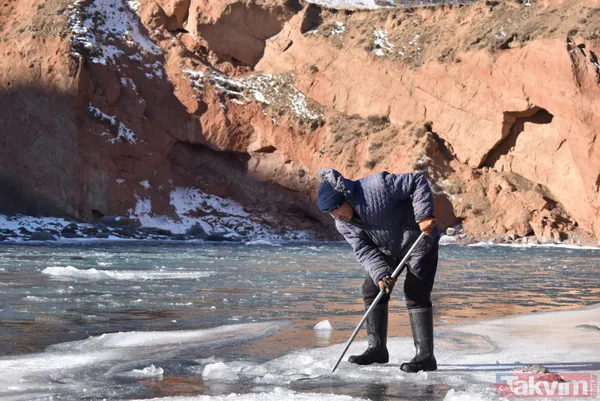 Günlük 389 bin lira kazanıyorlar! Kırgızistan'da altın madencileri dondurucu soğukta altın çıkarıyorlar - 24