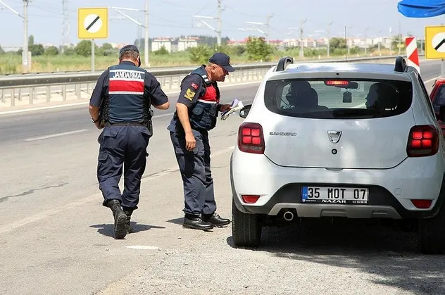 Sürücüleri şaşırtan uygulama! Jandarma'dan yorulan sürücülere çay ikramı