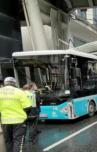 Avcılar'da korku dolu anlar: Üst geçidin altındaki elektrik kabloları halk otobüsünün üstüne devrildi