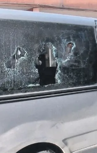 Baltalı damat dehşet saçtı! Kayınpederinin minibüsünü balta ile parçaladı