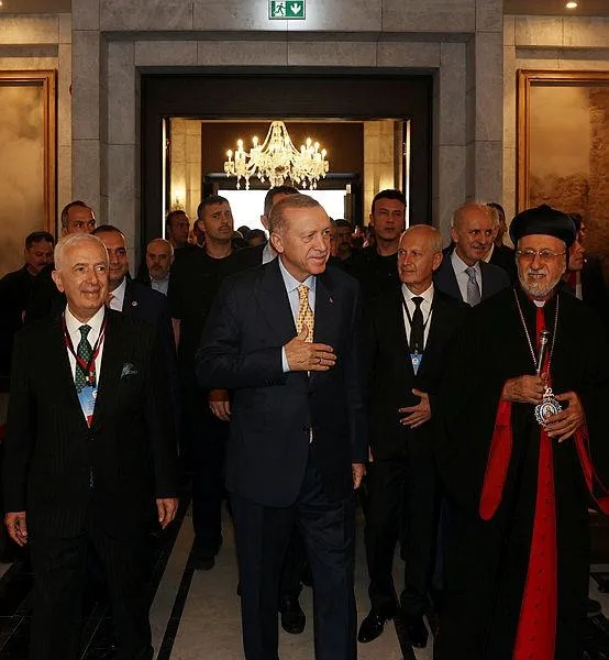 cumhuriyet-tarihinde-ilk-mor-efrem-suryani-kadim-ortodoks-kilisesi-baskan-erdoganin-katildigi-torenle-acildi-1696781600781.jpeg