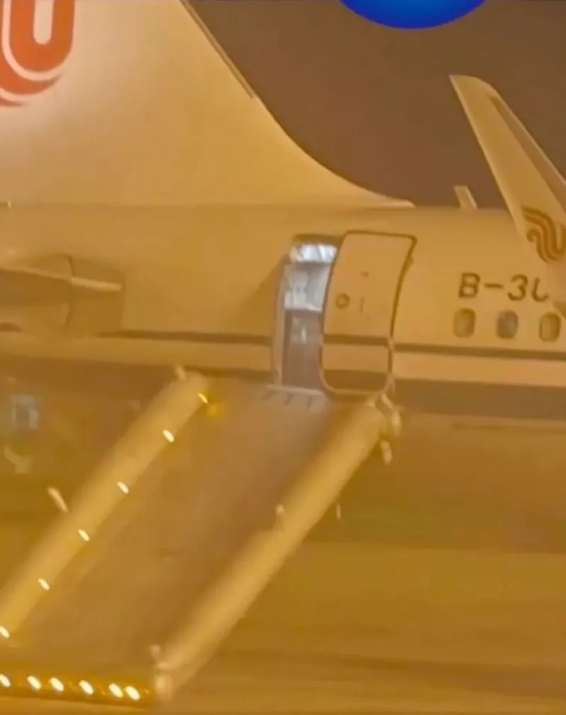 İlk kez uçağa binen yolcu faciaya yol açtı! Tuvaleti ararken yanlışlıkla acil çıkış kapısını açınca olanlar oldu-2