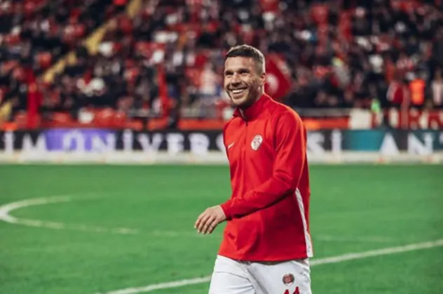 Antalyasporlu Lukas Podolski Müslüm Gürses dinliyor, oklavayla yufka açıyor!