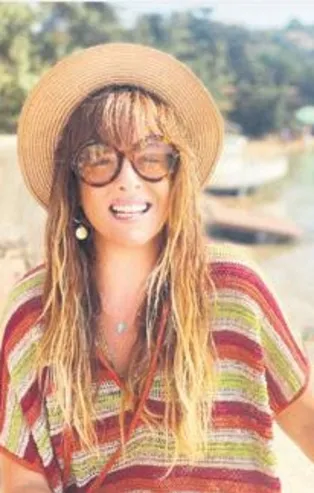 Doğa Rutkay çeşme’de keyfe daldı